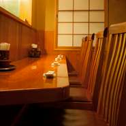 重厚な扉を開け、まず目に留まるのがカウンター席。4席だけの小さなカウンターですが、調理場を目の前にし、職人の仕事を間近に眺められる特等席です。ご利用はひとり客のみ。じっくりと老舗の味を楽しめます。
