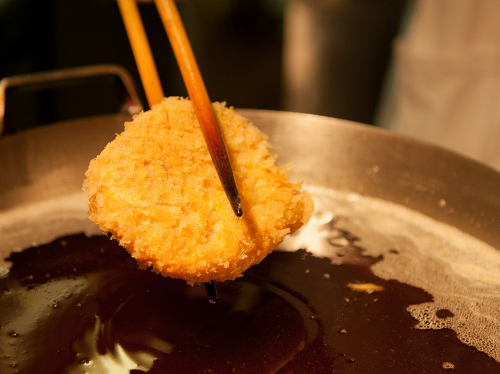 揚げムラをなくすために脂をカットし、ラードとして使用