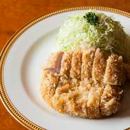 日本におけるカツレツの元祖といわれるのがこちらの逸品。豚のロース肉は脂身を取り除き、ラードとして使用。温度を上げながらじっくりと揚げて赤身の旨みだけを内包しました。軽やかな衣も香り高い仕上がりです。