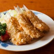 天ぷらのイメージの強いキスをあえてフライにしました。江戸前の一本釣りのキスは肉厚で、水っぽくなくふっくらとした食感が真骨頂。これを目的に店を訪れる人も少なくありません。ソースか塩でどうぞ。