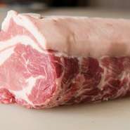 豚肉は国産であれば、産地にはこだわりません。それよりも味にバラツキが出ない、伝統の味に見合う肉を仕入れるかを大切にします。長年付き合いのある問屋ですが、素材がよくなければ返品も辞しません。

