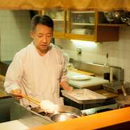 心がけるのは料理と真摯に向き合うこと。東京の下町で誕生した『カツレツ』ですが、それを大衆料理ではなく、ご馳走のレベルにまで引き上げたいと考えます。それはすべてのメニューにおいて同様です。
