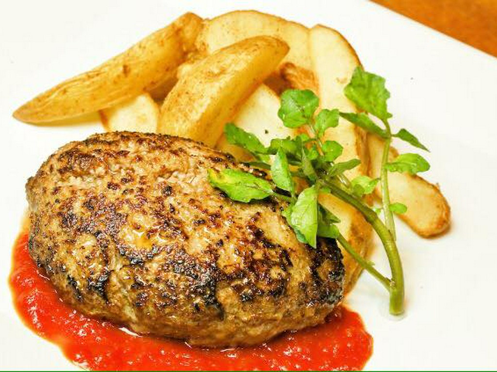 手ごねハンバーグ　温野菜添え