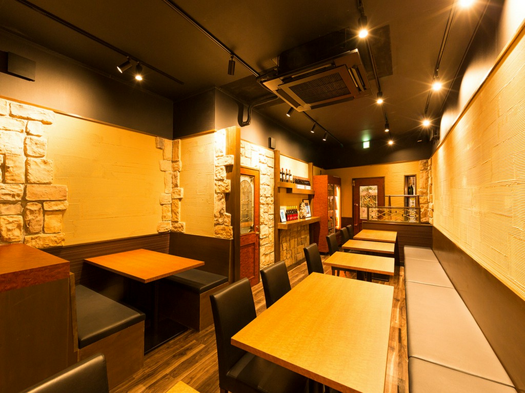 大切な方と過ごす記念日の夜にくつろげるテーブル席