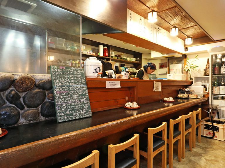 カウンター席でのんびりと食を満喫