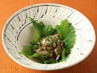 アジを特製のたれ、すりごま、小ネギで和えた一品。九州の郷土料理、ごまさばのアジ版です。文句なしに美味。