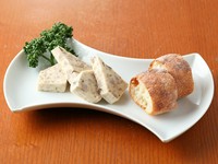 思わずお酒に手が伸びる『三種のチーズとひき肉。マッシュルームの胡桃パテ』
