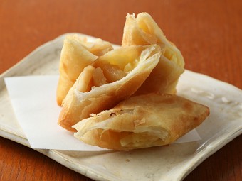 【くりや】自慢の名物『りんごとチーズの春巻』