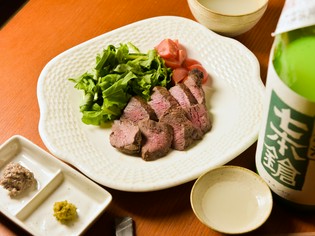 2種の特製ソースでいただく『鹿肉のステーキ』