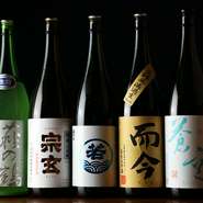 常時15～20種類の地酒を用意。料理が地酒の美味しさを引き立てます。果実を使った料理やチーズはワインのお供として定番ですが、実はすべて日本酒にも合います。絶妙な組合せを実際に味わいお確かめください。
