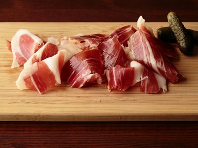 ピエール・オテイザ氏が手掛けるバスク豚の濃い旨みが凝縮された『キントア豚の生ハム』