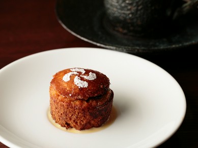 コースの締めくくりにぴったりなサイズ。素朴な甘さの伝統菓子『小さなガトーバスク』