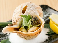 貝殻の中に特製のお出汁を入れてさっと煮た北海道産つぶ貝。お出汁の中につぶ貝の美味しさが凝縮され、口の中に旨味と甘味が広がります。コリコリとした食感も楽しく、お酒のアテにぴったり。