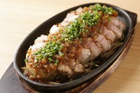 北海道の大自然で育った神威豚。おいしくヘルシーなお肉をアツアツの鉄板で！自家製玉ねぎソースをからめてお召し上がりください。