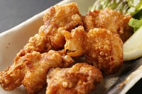 醤油やしょうが、ニンニクなど、さまざまな調味料で味付けをした鶏の唐揚げ。北海道では、定番中の定番メニュー！