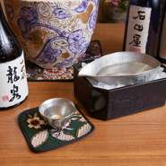 全国の酒蔵から、料理と相性の良いお酒を厳選して取り寄せています。一般にはあまり出回らない銘柄も揃い、日本酒のほか、希少なプレミアム焼酎、シャンパンやワインのセレクトも充実しています。