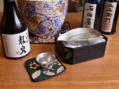 料理によく合う日本酒を厳選。焼酎やワインの品揃えも豊富