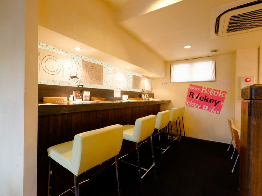 一人でゆったりランチやディナーも気軽に楽しめるカウンター席