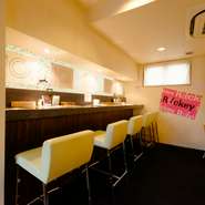 一人でも、ゆったりランチやディナーを気軽に楽しむのはカウンター席がオススメです。広めのカウンターテーブルに、椅子スペースも余裕ある空間が用意されています。