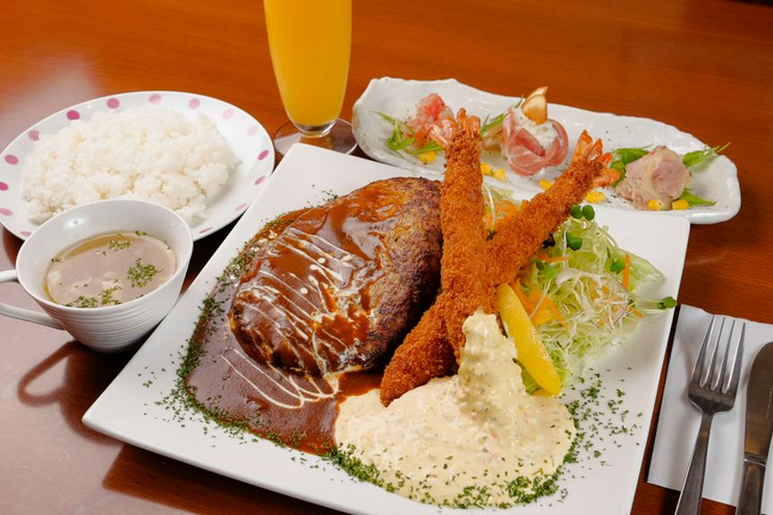 ボリューム満点の『びっくりてごねハンバーグ＆大エビセット』