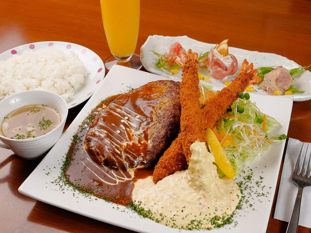 ボリューム満点の『びっくりてごねハンバーグ＆大エビセット』