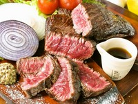 ボリューム満点の『1ポンドステーキ』は、姉妹店の焼肉店と一緒に厳選したお肉を仕入れているので、良い肉を、リーズナブルに食べられるオススメメニューです。