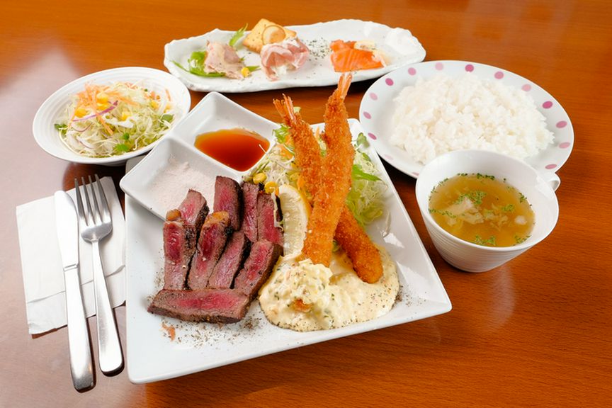 ステーキとエビフライ