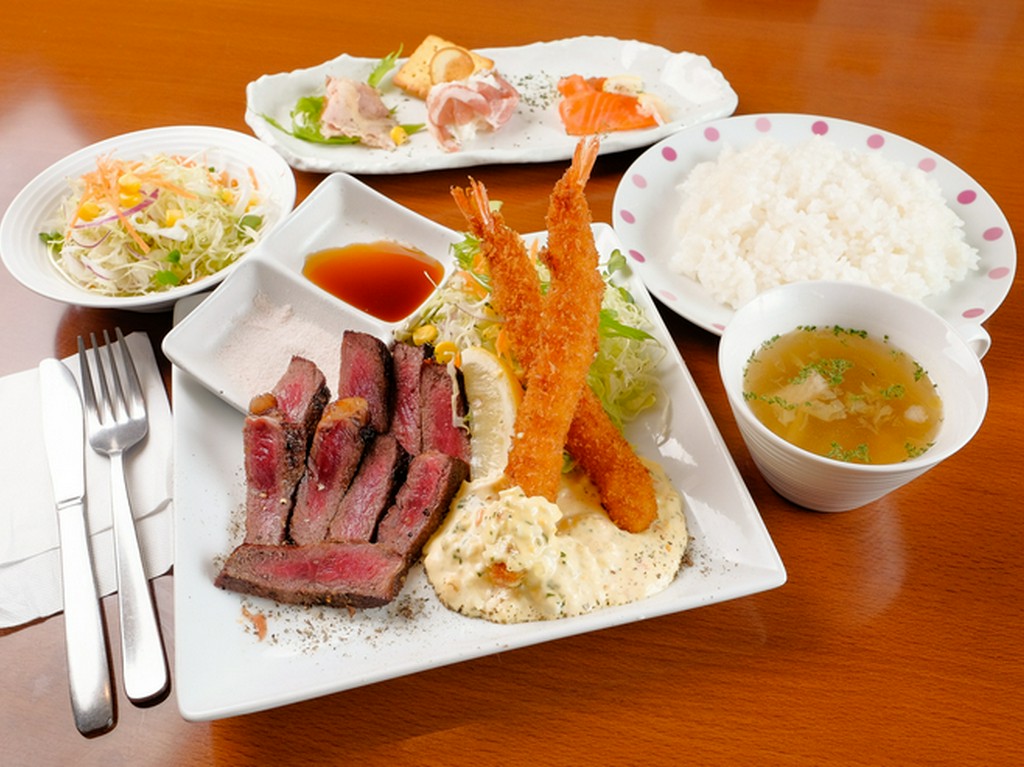 ステーキとエビフライ