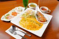 前菜・オムライス（ハーフサイズ）・サラダ・スープ・本日の料理1皿・ソフトドリンク