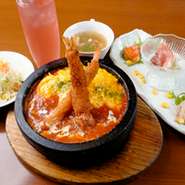 クローバーキッチンの名物の1つ石焼きオムライス
ライスは野菜ブイヨンで優しい味つけ
卵は地元の鶏卵場からの朝取れ卵
ソースは元フレンチのシェフがコトコト仕込んでいます
ソースを楽しみながら食べるオムライス