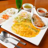 前菜・オムライス（ハーフサイズ）・サラダ・スープ・本日のお肉料理1皿・ソフトドリンク