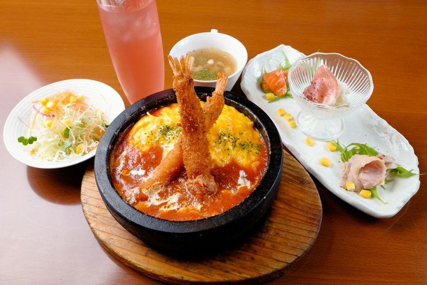 熱々の石の器に盛る『石焼オムライス』