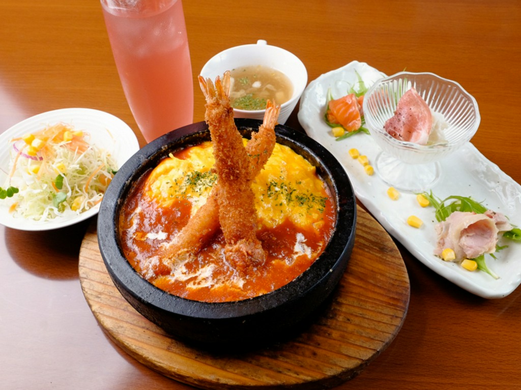熱々の石の器に盛る『石焼オムライス』