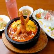 店名にもある様に、当店のオススメ看板メニューは『石焼きオムライス』です。熱々の石の器に、オリジナルデミソースと、こだわりの卵で作ったオムライスのコンビネーションをお楽しみいただける一品です。