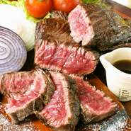 石焼きオムライスに使用する「たまご」、ディナータイムの肉バルでご提供している「肉」は料理長自ら厳選し、新鮮な食材を使用しております。それぞれの料理では素材の美味しさを最大限に引き出す工夫をしています。