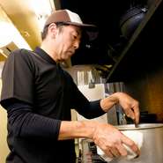 お客様が美味しいと笑顔で楽しんでいただける料理や、空間のご提供をしております。お客様のお好みなどもお伺いして、料理お作りしておりますので、お気軽にお声がけください。