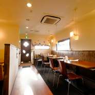 かわいいインテリアのある店内で、くつろぎながら、料理を食べながら会話を楽しめる空間を提供しています。席もゆったりスペースを確保してお待ちしております。