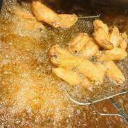 当店の手羽先唐揚げは「本気の三度揚げ」を実施しており”外パリ、中ふわ食感”を実現しております。