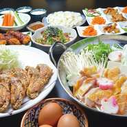 当店では、他ではなかなか食べれない鍋をご提供させていただいております。一つは豚と刻み野菜のせいろ鍋、２つ目が辛味噌でお酒が進むやみつき鶏味噌鍋、そして３つ目が昔から名古屋になじみがある引きずり鍋です。