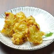 柚子胡椒で漬け込んでさっくりと柔らかく仕上げたちょっと大人のピリッとおつまみ鶏天です。