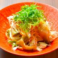 ふんわり柔らかく仕上げた鶏ささみとシャキシャキの
葱にピリッとうまいラー油を効かしビールやハイボールなどのシュワっとしたお酒にピッタリのおつまみに仕上げました。