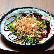 紅ショウガを加えた長芋生地にたっぷりの葱とかつお節をトッピング。飽きのこない美味しさ。