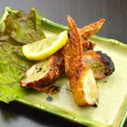 コラーゲンたっぷりの手羽先に餃子の具を詰め込んで揚げた旨味たっぷりの風来坊伝統の逸品。