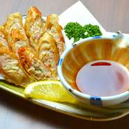プリっとしたとり皮に餃子の具を包み込んでカリッと揚げたおつまみ餃子。一口サイズにカットしてご提供いたしますのでお子様にも食べやすい逸品です。
