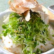 ネギ、貝割れ、大葉、胡麻などの薬味が
たっぷりと添えられ、さっぱりとお召し上がりに
なれます。
