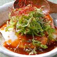 ピリ辛シビレソースがたっぷりとかかって、
豆富の甘みとコクを引き立てます。