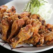 太い骨が通り、身が締まっている『手羽元唐揚げ』。手羽先とはまたひと味違った食べ応えのある一品です。