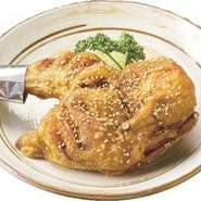 実は、実は、、、
風来坊の創業時の売りの逸品は手羽先ではなく、、、
この鶏半分丸揚げて秘伝のタレで味付けしたターザン焼きだったのです！風来坊の真の伝統の味を是非ご賞味ください。