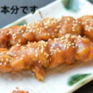 さっくりと揚げた唐揚げ串にクセになる味わいの特製味噌ダレをたっぷりとつけてご提供。