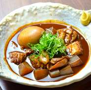 愛知県特産の八丁味噌でじっくり煮込んだ伝統の郷土料理。
5種類の食材をじっくり煮込んだ自慢の逸品。